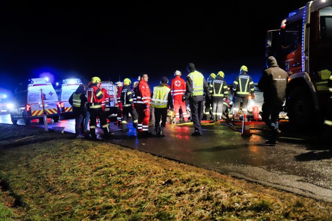 Feuerwehr musste eingeklemmte Person nach Verkehrsunfall in Kirchschlag bei Linz aus Fahrzeug retten