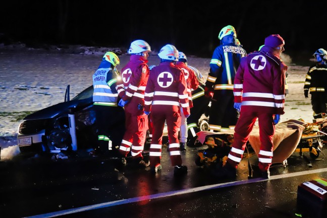 Feuerwehr musste eingeklemmte Person nach Verkehrsunfall in Kirchschlag bei Linz aus Fahrzeug retten