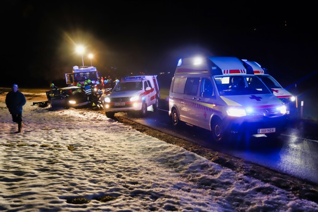 Feuerwehr musste eingeklemmte Person nach Verkehrsunfall in Kirchschlag bei Linz aus Fahrzeug retten