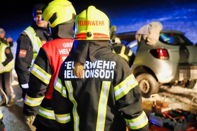 Feuerwehr musste eingeklemmte Person nach Verkehrsunfall in Kirchschlag bei Linz aus Fahrzeug retten