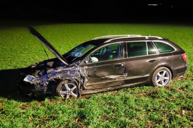 Feuerwehr musste eingeklemmte Person nach Verkehrsunfall in Kirchschlag bei Linz aus Fahrzeug retten