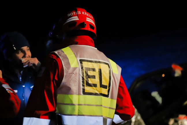 Feuerwehr musste eingeklemmte Person nach Verkehrsunfall in Kirchschlag bei Linz aus Fahrzeug retten