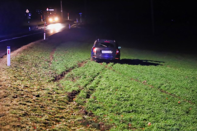 Feuerwehr musste eingeklemmte Person nach Verkehrsunfall in Kirchschlag bei Linz aus Fahrzeug retten