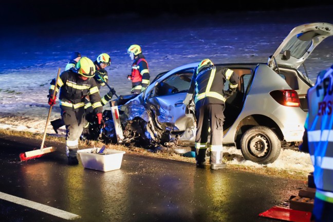 Feuerwehr musste eingeklemmte Person nach Verkehrsunfall in Kirchschlag bei Linz aus Fahrzeug retten