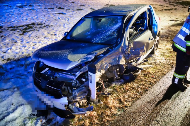 Feuerwehr musste eingeklemmte Person nach Verkehrsunfall in Kirchschlag bei Linz aus Fahrzeug retten