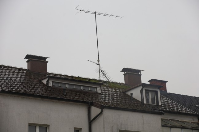 Sturmschaden: Teil einer alten Fernsehantenne in Wels-Neustadt drohte vom Dach zu strzen