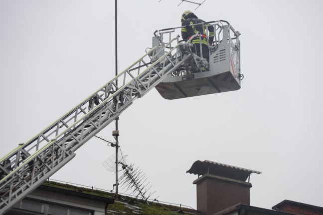 Sturmschaden: Teil einer alten Fernsehantenne in Wels-Neustadt drohte vom Dach zu strzen