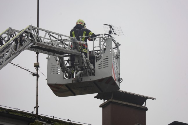 Sturmschaden: Teil einer alten Fernsehantenne in Wels-Neustadt drohte vom Dach zu strzen