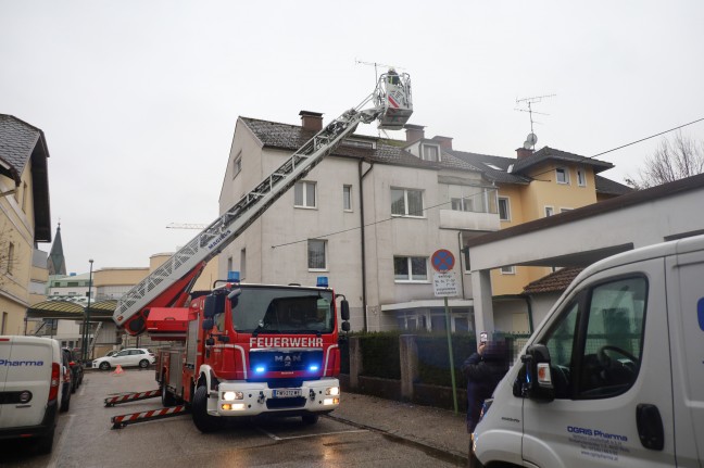 Sturmschaden: Teil einer alten Fernsehantenne in Wels-Neustadt drohte vom Dach zu strzen