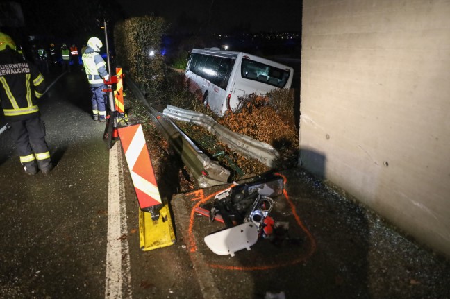 Linienbus bei Seewalchen am Attersee von Atterseestrae abgekommen und auf Seegrundstck gestrzt