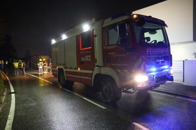 Linienbus bei Seewalchen am Attersee von Atterseestrae abgekommen und auf Seegrundstck gestrzt