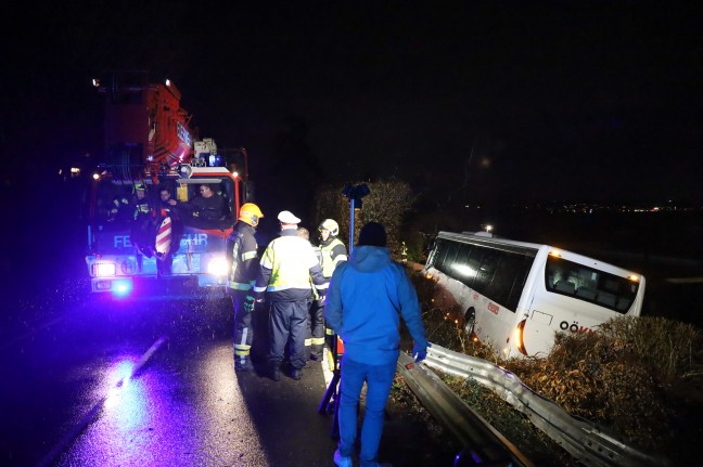 Linienbus bei Seewalchen am Attersee von Atterseestrae abgekommen und auf Seegrundstck gestrzt