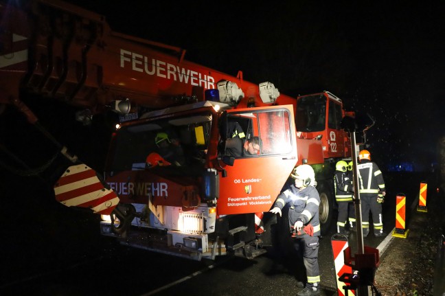 Linienbus bei Seewalchen am Attersee von Atterseestrae abgekommen und auf Seegrundstck gestrzt