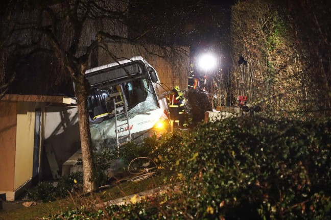 Linienbus bei Seewalchen am Attersee von Atterseestrae abgekommen und auf Seegrundstck gestrzt