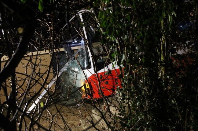 Linienbus bei Seewalchen am Attersee von Atterseestrae abgekommen und auf Seegrundstck gestrzt