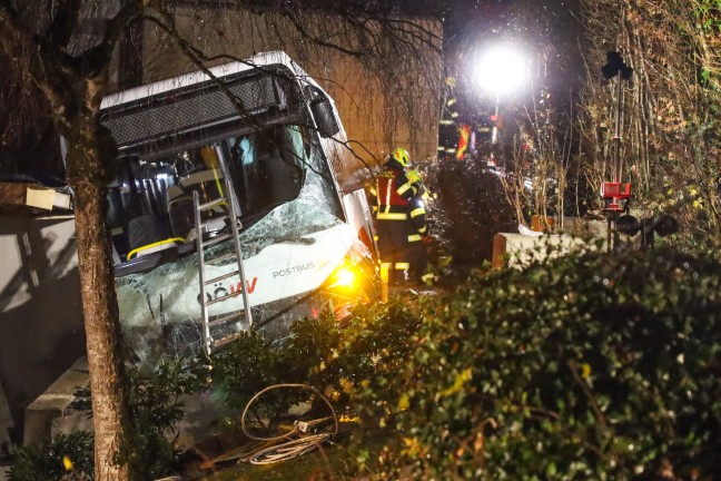 Linienbus bei Seewalchen am Attersee von Atterseestrae abgekommen und auf Seegrundstck gestrzt