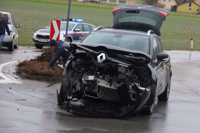 Schwerer Kreuzungscrash zwischen zwei PKW auf Rieder Strae bei Hofkirchen an der Trattnach