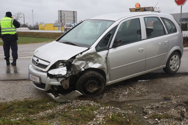 Schwerer Kreuzungscrash zwischen zwei PKW auf Rieder Strae bei Hofkirchen an der Trattnach