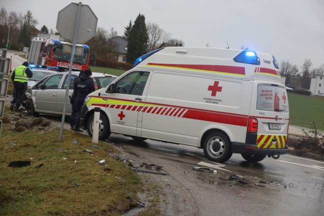 Schwerer Kreuzungscrash zwischen zwei PKW auf Rieder Strae bei Hofkirchen an der Trattnach