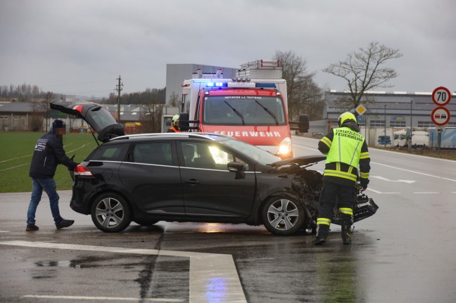 Schwerer Kreuzungscrash zwischen zwei PKW auf Rieder Strae bei Hofkirchen an der Trattnach