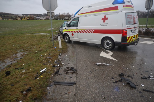 Schwerer Kreuzungscrash zwischen zwei PKW auf Rieder Strae bei Hofkirchen an der Trattnach