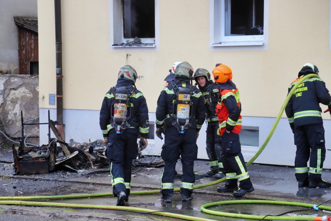 Sieben Verletzte bei Zimmerbrand in einer Wohnung eines Mehrparteienwohnhauses in Linz-Spallerhof