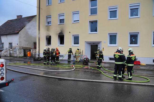 Sieben Verletzte bei Zimmerbrand in einer Wohnung eines Mehrparteienwohnhauses in Linz-Spallerhof