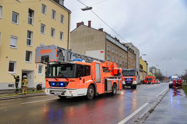 Sieben Verletzte bei Zimmerbrand in einer Wohnung eines Mehrparteienwohnhauses in Linz-Spallerhof