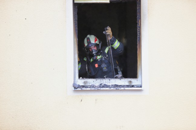 Sieben Verletzte bei Zimmerbrand in einer Wohnung eines Mehrparteienwohnhauses in Linz-Spallerhof