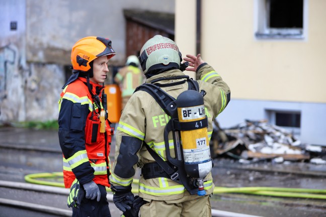 Sieben Verletzte bei Zimmerbrand in einer Wohnung eines Mehrparteienwohnhauses in Linz-Spallerhof