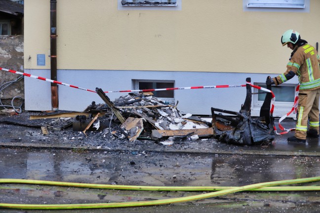 Sieben Verletzte bei Zimmerbrand in einer Wohnung eines Mehrparteienwohnhauses in Linz-Spallerhof