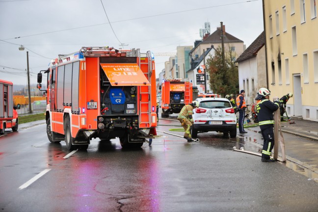 Sieben Verletzte bei Zimmerbrand in einer Wohnung eines Mehrparteienwohnhauses in Linz-Spallerhof