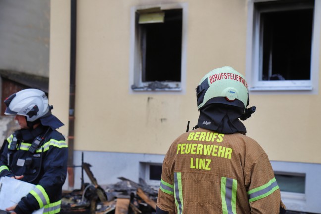 Sieben Verletzte bei Zimmerbrand in einer Wohnung eines Mehrparteienwohnhauses in Linz-Spallerhof