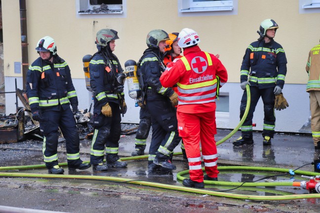 Sieben Verletzte bei Zimmerbrand in einer Wohnung eines Mehrparteienwohnhauses in Linz-Spallerhof