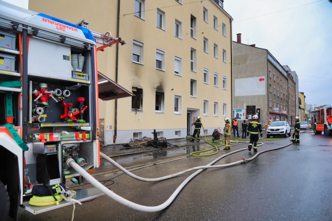 Sieben Verletzte bei Zimmerbrand in einer Wohnung eines Mehrparteienwohnhauses in Linz-Spallerhof