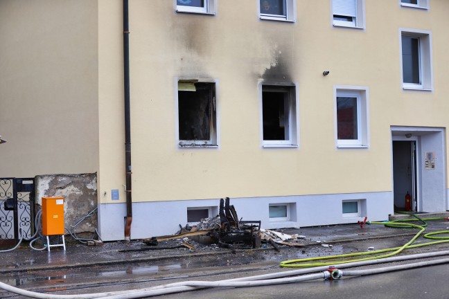 Sieben Verletzte bei Zimmerbrand in einer Wohnung eines Mehrparteienwohnhauses in Linz-Spallerhof