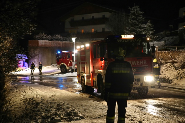 Feuerwehren bei Garagenbrand in Wolfsegg am Hausruck im Einsatz