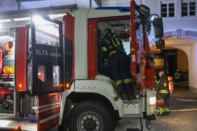 Kchenbrand im Dachgescho eines Mehrparteienwohngebudes in Schleiheim