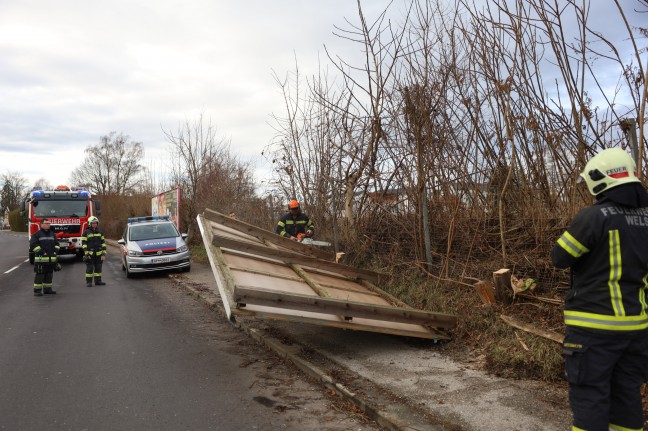 Orkantief "Zoltan": Einsatzkrfte auch zu Weihnachten immer noch mit Aufrumarbeiten befasst