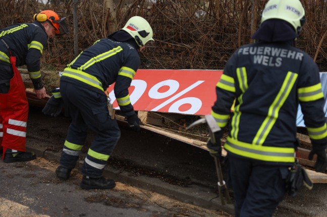 Orkantief "Zoltan": Einsatzkrfte auch zu Weihnachten immer noch mit Aufrumarbeiten befasst