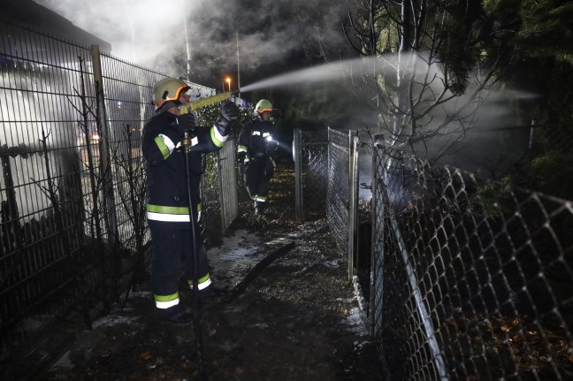 Brand einer Mllinsel auf dem Gelnde eines Schulungszentrums in Wels-Lichtenegg