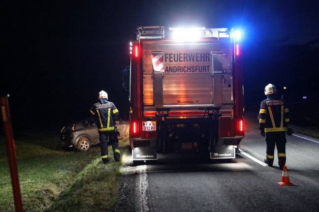 Autolenkerin nach Unfall in Taiskirchen im Innkreis durch Einsatzkrfte aus PKW befreit