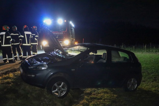 Autolenkerin nach Unfall in Taiskirchen im Innkreis durch Einsatzkrfte aus PKW befreit