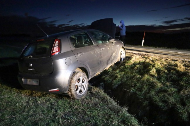 Autolenkerin nach Unfall in Taiskirchen im Innkreis durch Einsatzkrfte aus PKW befreit