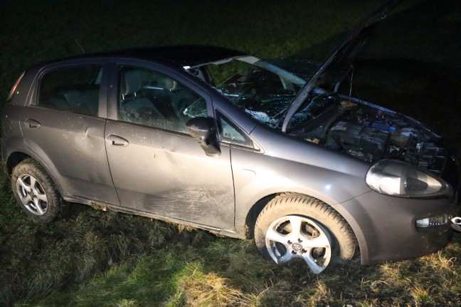 Autolenkerin nach Unfall in Taiskirchen im Innkreis durch Einsatzkrfte aus PKW befreit