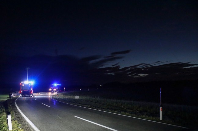 Autolenkerin nach Unfall in Taiskirchen im Innkreis durch Einsatzkrfte aus PKW befreit