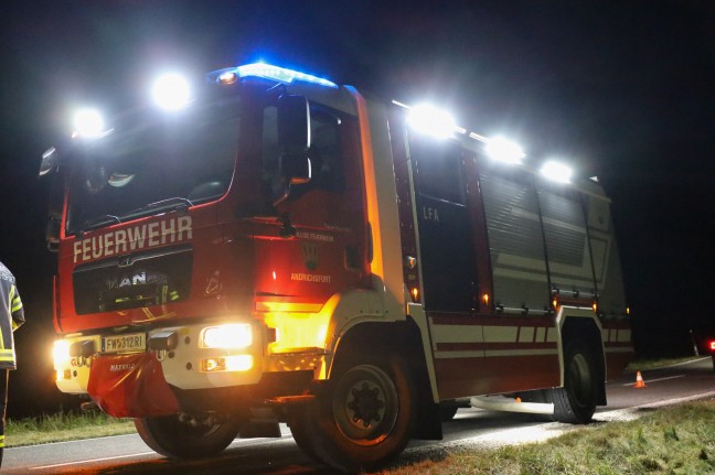 Autolenkerin nach Unfall in Taiskirchen im Innkreis durch Einsatzkrfte aus PKW befreit