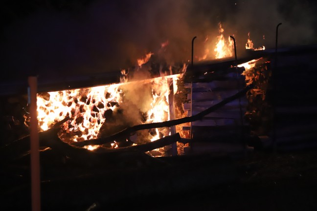 Vier Feuerwehren bei nchtlichem Brand eines Holzstapels in Neumarkt im Mhlkreis im Einsatz