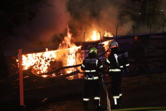 Vier Feuerwehren bei nchtlichem Brand eines Holzstapels in Neumarkt im Mhlkreis im Einsatz