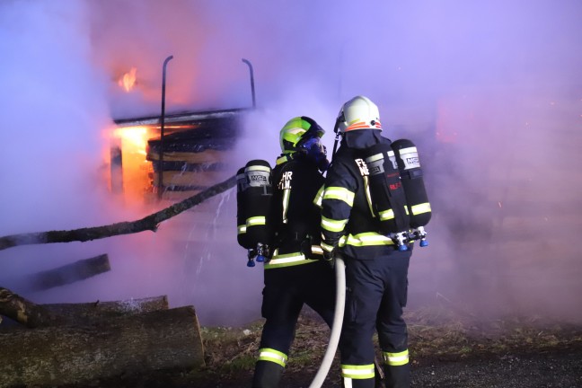 Vier Feuerwehren bei nchtlichem Brand eines Holzstapels in Neumarkt im Mhlkreis im Einsatz